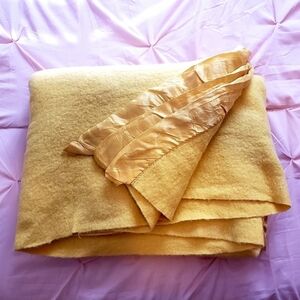 Vintage Satin Lined Trim Edge Blanket Canary Yellow Soft Warm Winter Decor Flaws